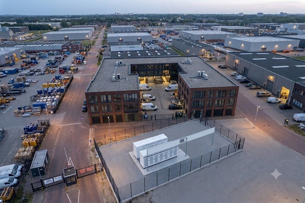 Grootschalige batterij-installatie op een bedrijfsterrein bij een MKB-pand